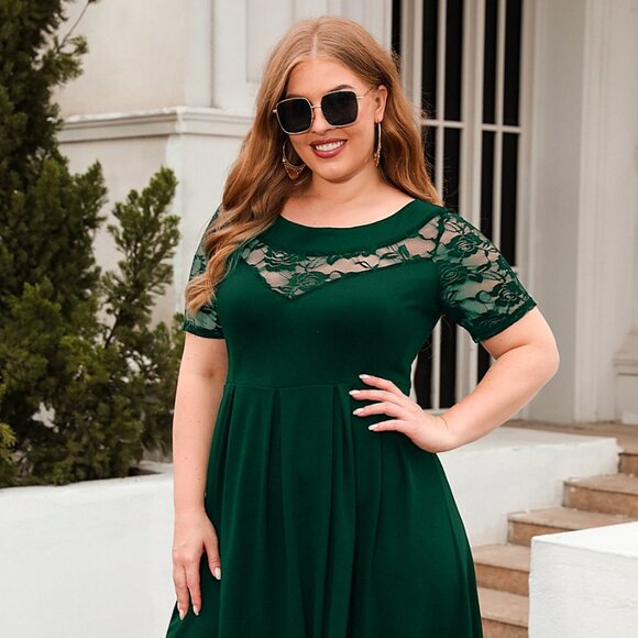 Plus Size Ruched Round Neck Short Sleeve Dress - Picture 2 of 8